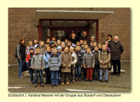 Gruppenfoto mit Kardinal Meisner im Rahmen der Kommunionvorbereitung 2005