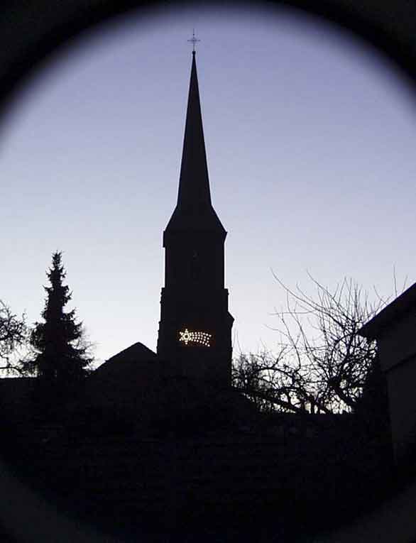 Weihnachtsstern am Kirchturm von St. Vinzentius